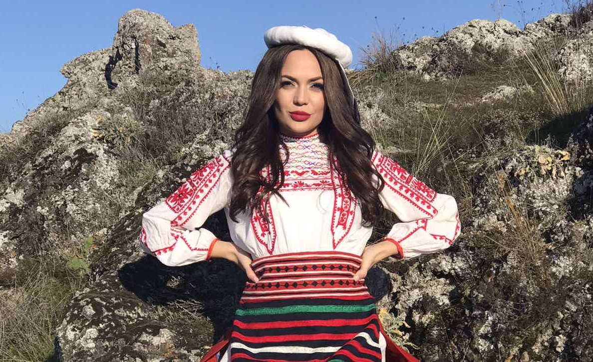 Ашли с емоционална интерпретация на песента „Провикнал се Никола“