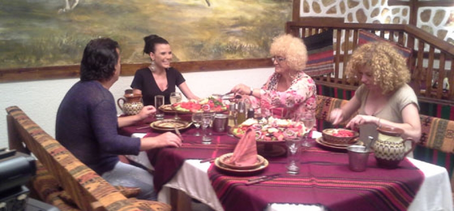 Теодора посреща гости в „Черешката на тортата”