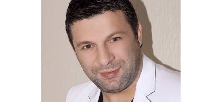 Тони Стораро изпя химна на абитуриентите